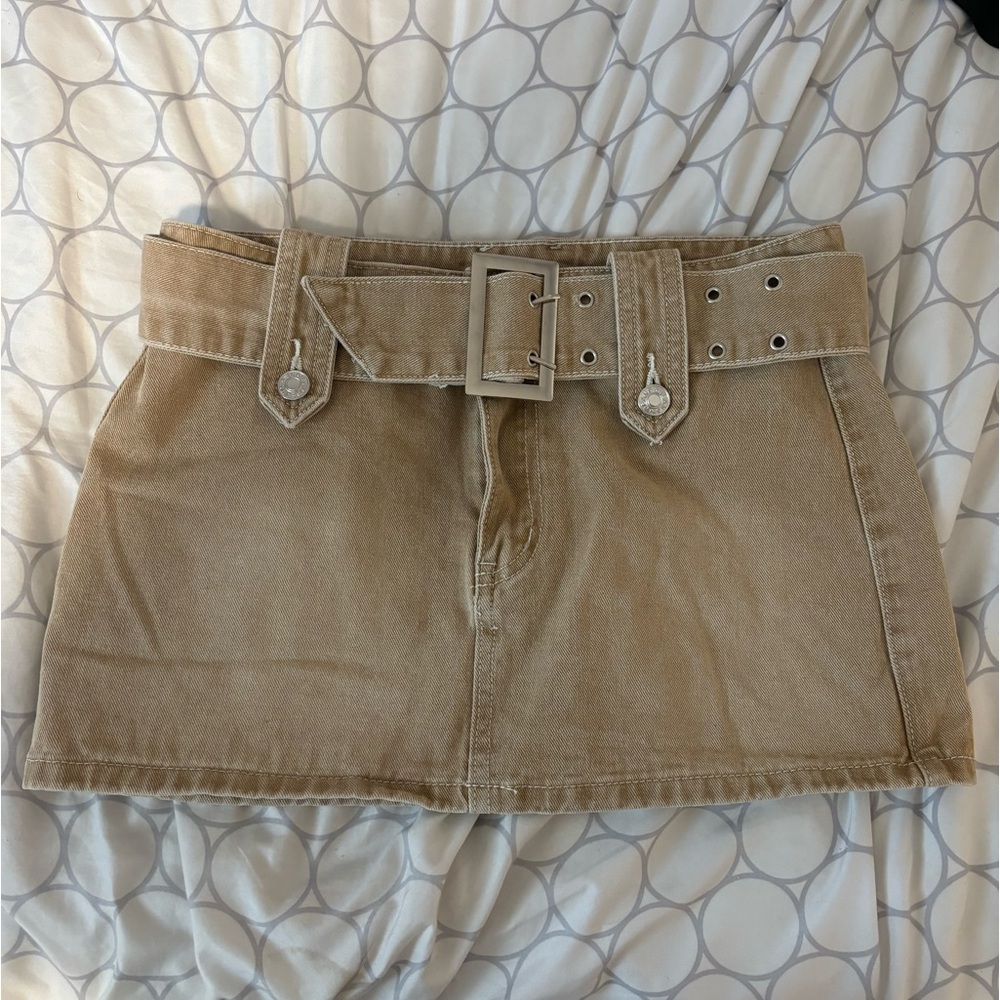 Super cute khaki mini skirt with belt!